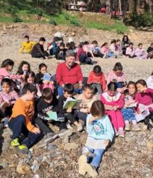 Öğrenciler sahilde kitap okudu