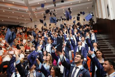 Akdeniz’den 116 diş hekimi yemin ederek mezun oldu