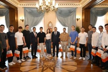 Dereceye giren öğrencilerden Vali Şahin’e ziyaret