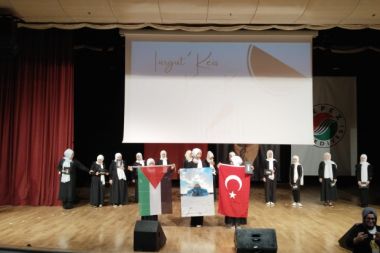 Antalya'da Kur'an kursu öğrencilerinden Filistin'e yardım
