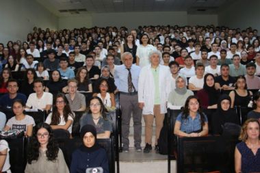 Akdeniz Üniversitesi Tıp Fakültesi'nde hekim adaylarına ilk ders