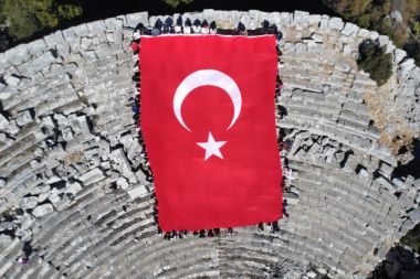 Öğretmenlerden "Cumhuriyete ve Bayrağa Saygı Doğa Yürüyüşü" etkinliği