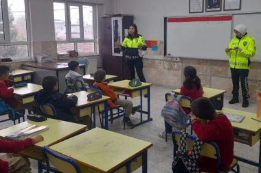 Trafik kuralları polis ablaların eğitimiyle öğrenildi