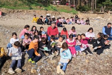 Öğrenciler sahilde kitap okudu