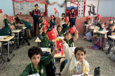 Minik öğrencilere “j” harfini jandarma öğretti