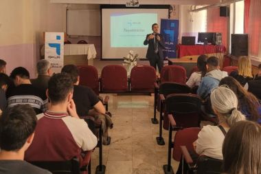 Lise öğrencilerine uygulamalı 'özgeçmiş' eğitimi