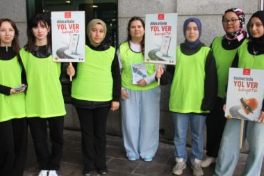 Öğrenciler trafik polisi oldu, yolcu ve sürücüleri uyardı