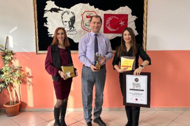 Ebru öğretmenden gururlandıran ödül