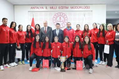 Antalya’da şampiyon takımdan İl Millî Eğitim Müdürüne ziyaret