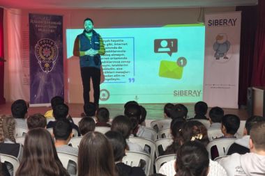 Öğrenciler siber tehlikelere karşı bilgilendirildi