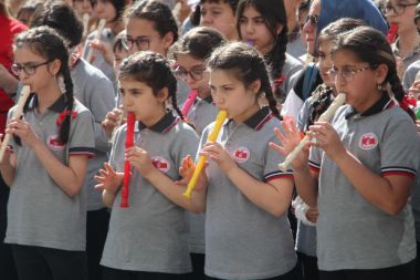 Alanya'da 850 öğrenci flütle Çanakkale Türküsünü seslendirdi