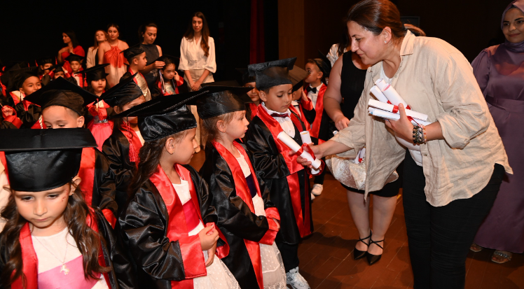 Manavgat’ta miniklerin mezuniyet sevinci