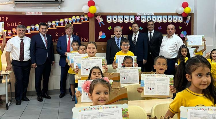 Antalya’da öğrenciler karne heyecanı yaşadı