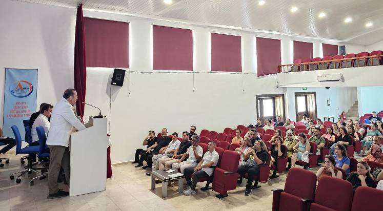 Rektör Güner, okul müdürlerine rehberliğin önemini anlattı