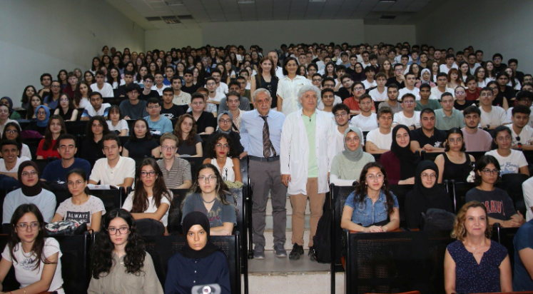 Akdeniz Üniversitesi Tıp Fakültesi'nde hekim adaylarına ilk ders