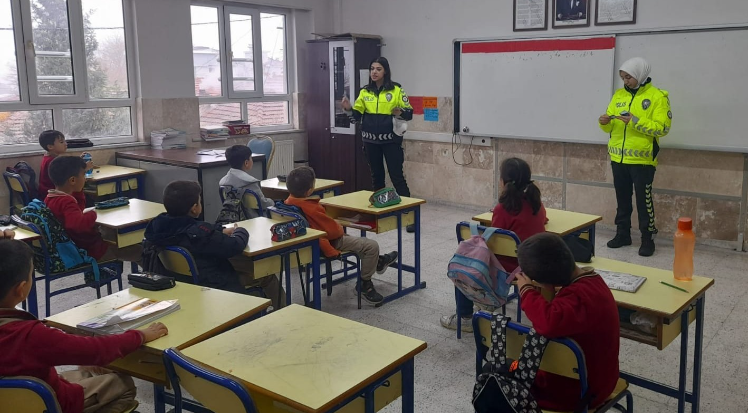 Trafik kuralları polis ablaların eğitimiyle öğrenildi