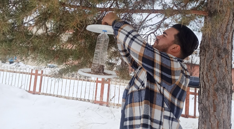 Gençlerden kuşlara yem desteği