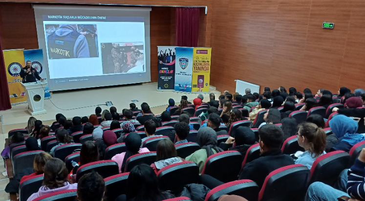 Kırşehir polisi öğrencileri bilgilendirdi