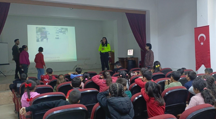Hem kuralları öğrendiler hem de trafik dedektifi oldular