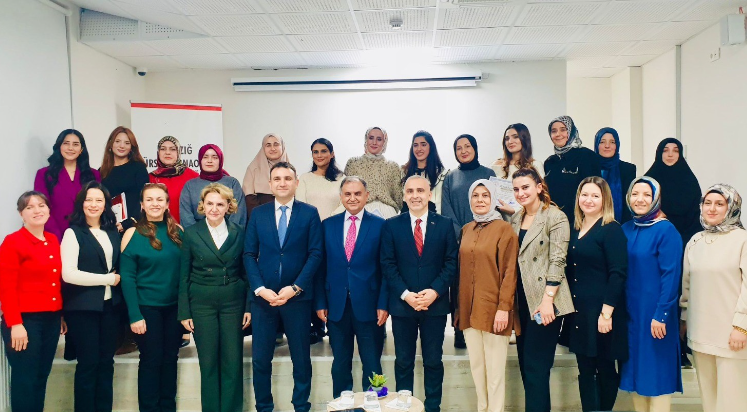 Öğretmen adayları sertifikalarını aldı