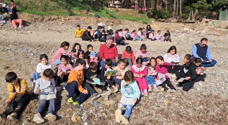 Öğrenciler sahilde kitap okudu