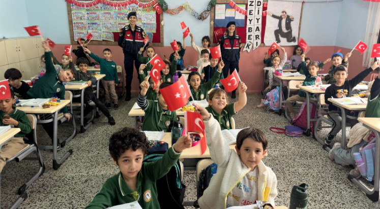 Minik öğrencilere “j” harfini jandarma öğretti