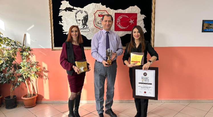 Ebru öğretmenden gururlandıran ödül