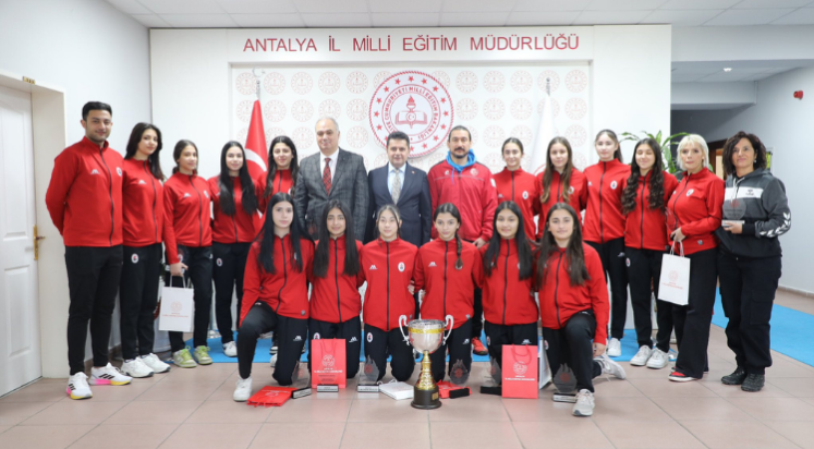 Antalya’da şampiyon takımdan İl Millî Eğitim Müdürüne ziyaret