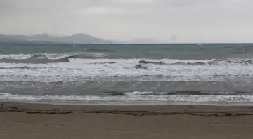 Alanya’da şiddetli rüzgar denizde dalgalar oluşturdu
