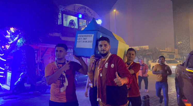 Antalya’da Galatasaraylı taraftarlar Fenerbahçe'nin tabutunu kaldırdı  