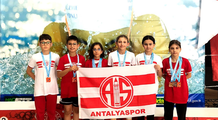 Antalyaspor'un minik kulaçları ilk yarışta kürsüde