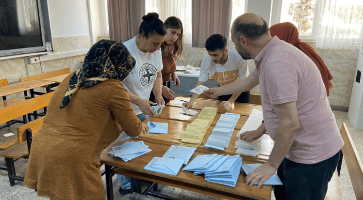 Antalya’da oy sayım işlemi devam ediyor
