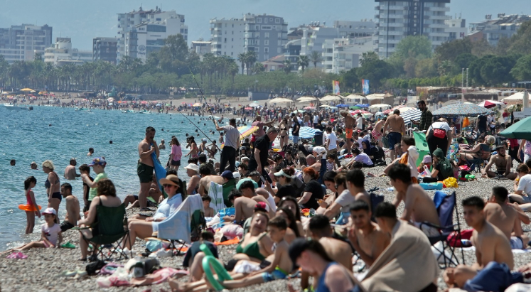 Antalya’da sahillerde tatil yoğunluğu