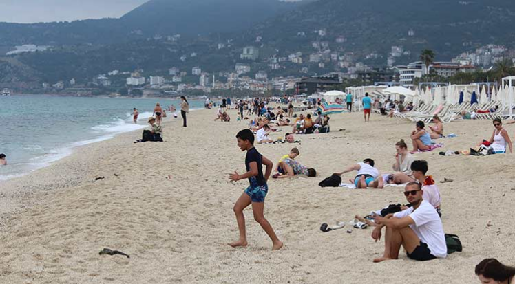 Bayramın 3'üncü gününde vatandaşlar plaja akın etti