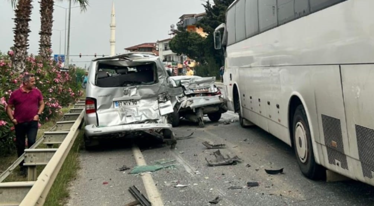 Alanya’da zincirleme kaza: 4 yaralı