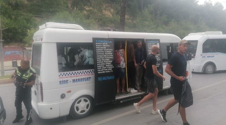 Görenler hayrete düştü: 16 kişilik minibüse 35 turist sığdırdı