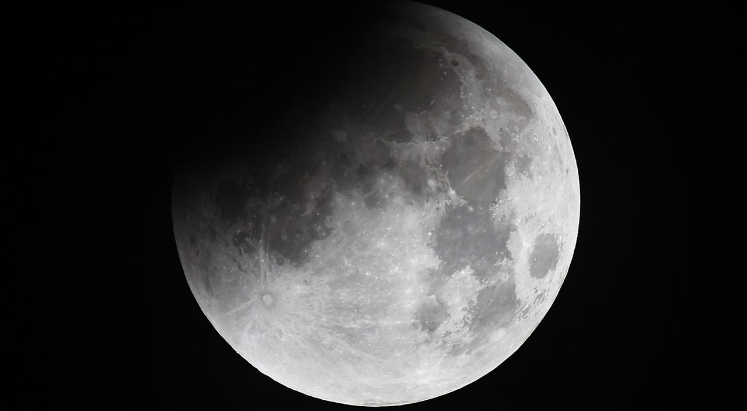 Çin, Ay'ın karanlık yüzünden örnek toplayacak keşif aracını fırlattı