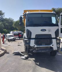 Kamyonet ile kamyon çarpıştı; 2 yaralı