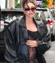 Hailey Bieber'dan karnı burnunda transparan pozlar