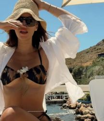 Oyuncu Yüsra Geyik leoparlı bikini tercih etti