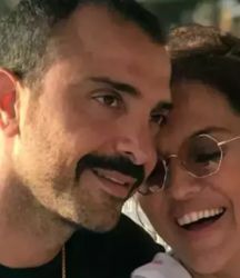 Demet Akalın'ın eşi Okan Kurt'un saçlarını boyattı
