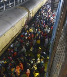 Hindistan’da tren istasyonunda izdiham: 16 ölü