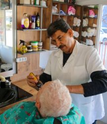 Finikeli berber 62 yıldır mesleğini sürdürüyor