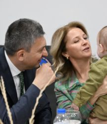 Vali Şahin ve eşi, koruyucu ailelerle iftar sofrasını paylaştı