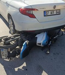 Manavgat'ta motosiklet park halindeki aracın altına girdi