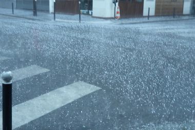 25 derece sıcaklıkta dolu yağdı