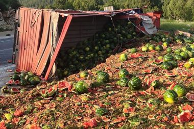 Antalya’da karpuz yüklü kamyon devrildi