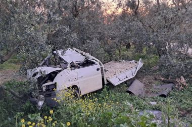 Hurdaya dönen kamyonetten sağ çıktı