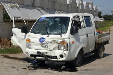 Kamyon ile hafif ticari araç çarpıştı