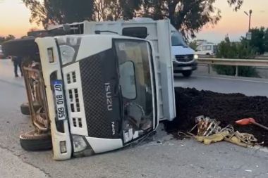 Lastiği patlayan kamyonet devrildi
